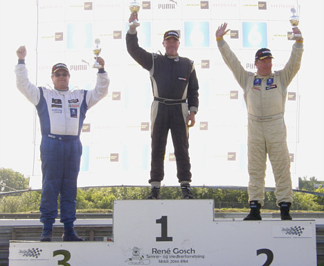 Anders Christensen øvert på podiet, for første gang i Advan Cup mesterskabet, her flankeret af Bruno Rasmussen (th) på 2. pladsen samt Peter Olsen (tv) på 3. pladsen.